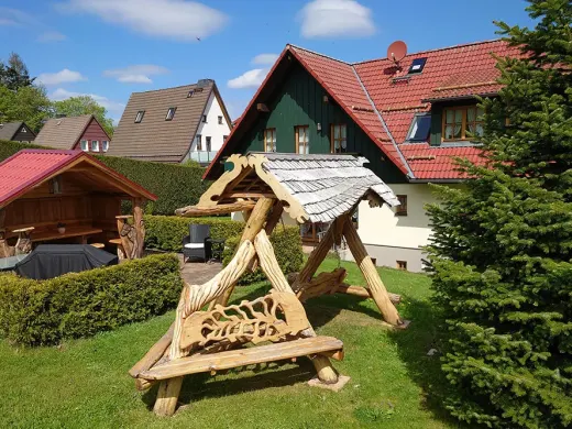 Garten mit Hollywoodschaukel am Landhaus Am Brockenblick