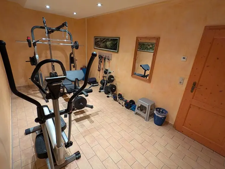 Fitnessraum mit Kraftstation