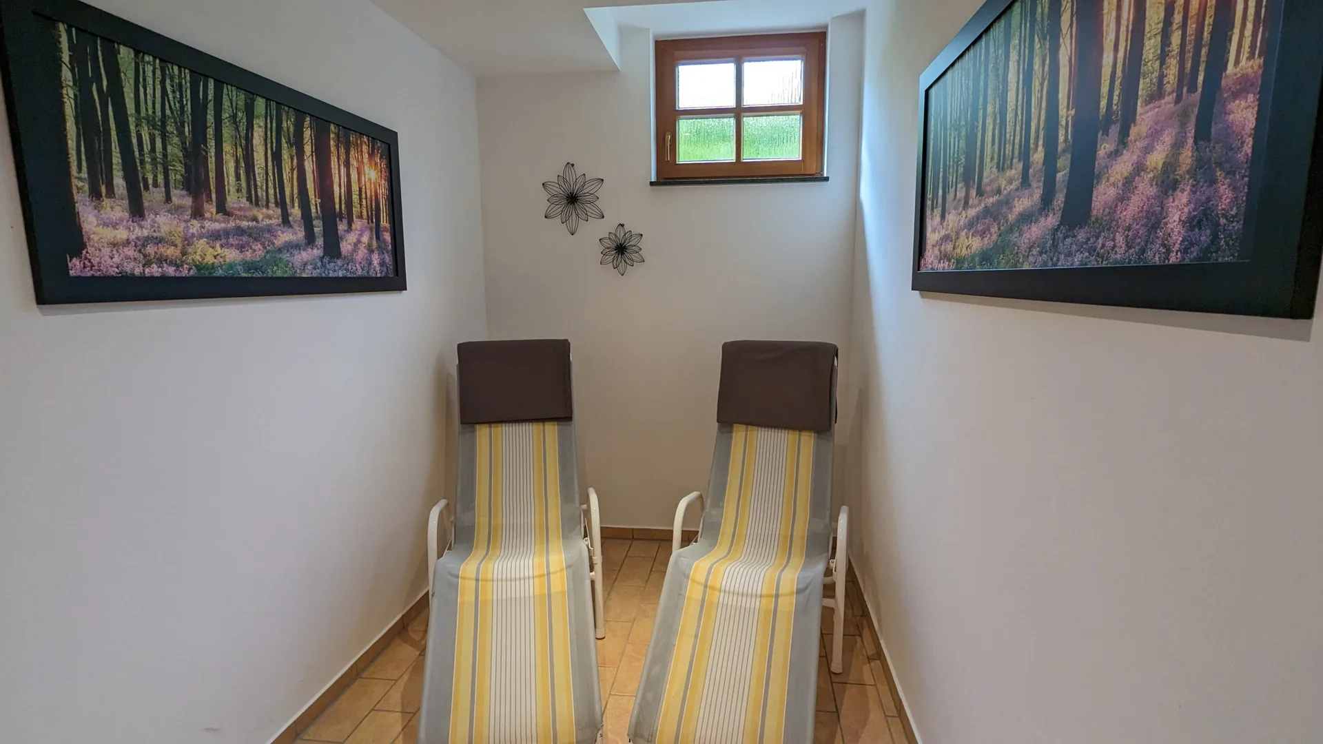 Ruheraum mit Liegen im Wellnessbereich Am Brockenblick